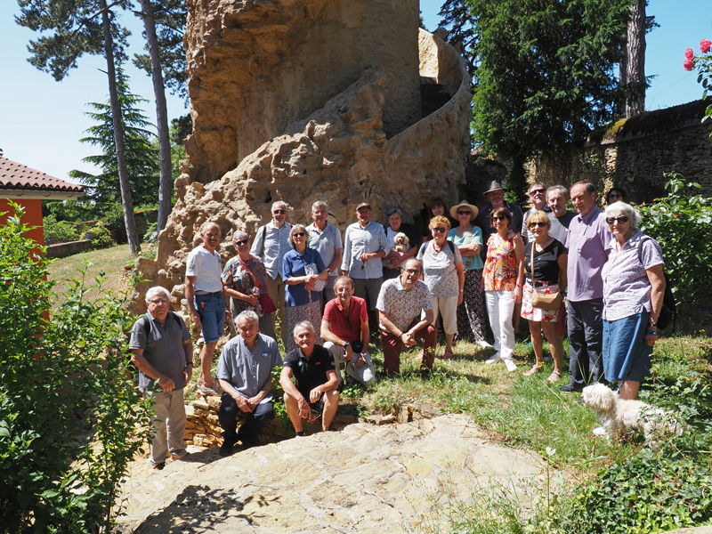 Le groupe au pied de la tour Nesme.