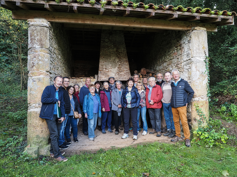 Le groupe devant le four à pain.